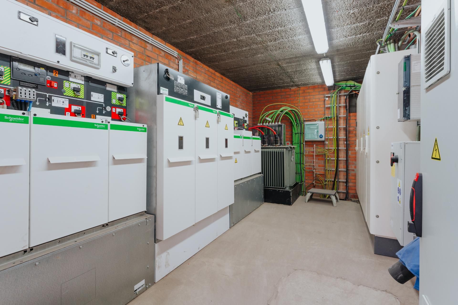 Nuyts elektriciteitswerken helpt je graag met de modernisering of sanering van je middenspanningsinstallatie
